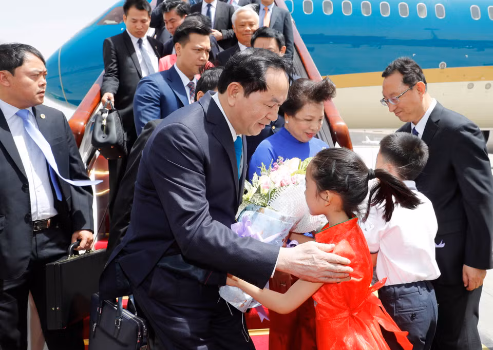 越南国家主席陈大光偕夫人抵达中国首都北京机场。（图片来源：越通社）