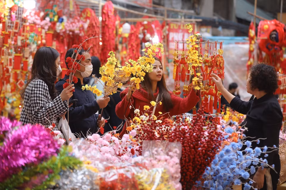 这几天来，来该花市的人来往如梭。图自 越通社