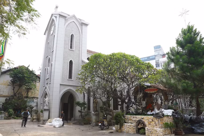坐落在巴亭郡潘庭冯街56号的北门教堂是融合了欧洲与越南建筑风格的典型建筑，是河内最著名的古老教堂之一。该教堂建于1925年至1930年，由一位法国牧师兼建筑师设计，教堂为长方形，未采用对称规则，看上去有点歪，教堂大厅顶上是高耸的钟塔。图自Vietnam+