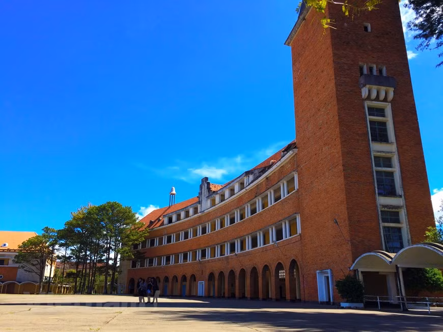 大叻大学依山而建，其风景被评为东南亚地区风景最美的大学之一。图自Vietnam+