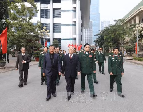 越共中央总书记阮富仲一行参观河内首都司令部纪念馆。（图片来源：越通社）