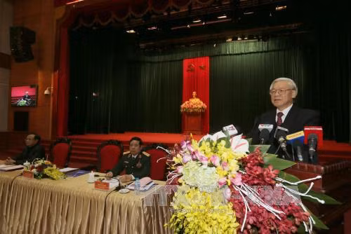 2016年元旦 ，越共中央总书记、中央军委书记阮富仲已走访河内首都司令部，看望慰问首都司令部干部战士。（图片来源：越通社）