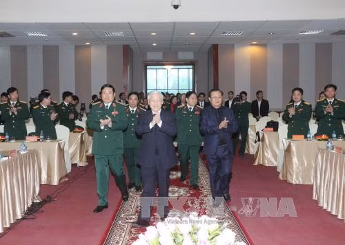 2016年元旦 ，越共中央总书记、中央军委书记阮富仲已走访河内首都司令部，看望慰问首都司令部干部战士。（图片来源：越通社）