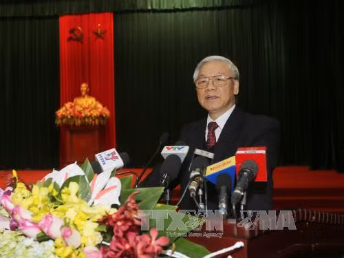 2016年元旦 ，越共中央总书记、中央军委书记阮富仲已走访河内首都司令部，看望慰问首都司令部干部战士。（图片来源：越通社）