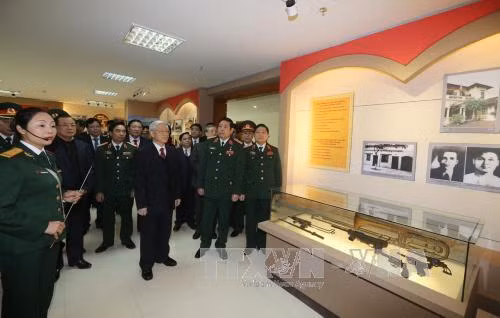 越共中央总书记阮富仲一行参观河内首都司令部纪念馆。（图片来源：越通社）