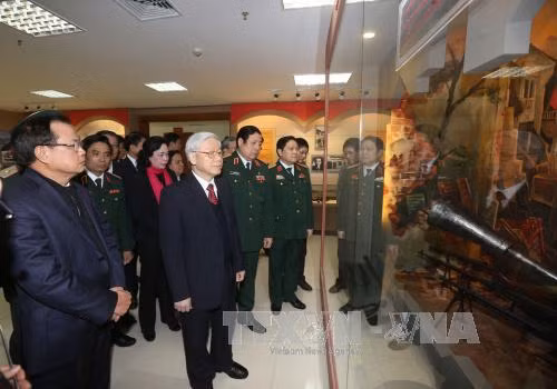越共中央总书记阮富仲一行参观河内首都司令部纪念馆。（图片来源：越通社）