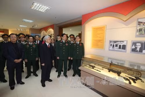 越共中央总书记阮富仲一行参观河内首都司令部纪念馆。（图片来源：越通社）