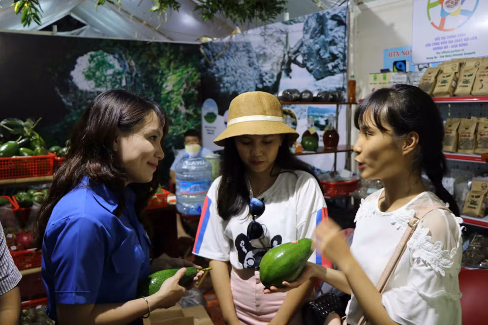 组委会在此期间还举行庆祝牛油果成熟季节的祭祀仪式、牛油果展销会、牛油果供需会议等活动。越通社记者 玉明 摄