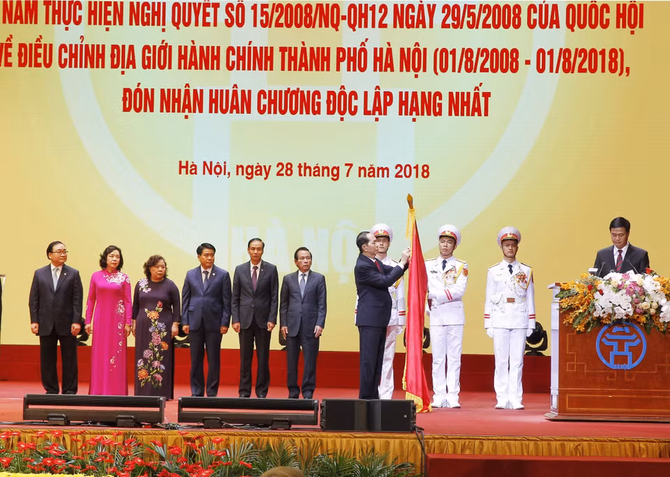 越南国家主席陈大光向河内市党委、政府和人民授予一等独立勋章。（图片来源：越通社）