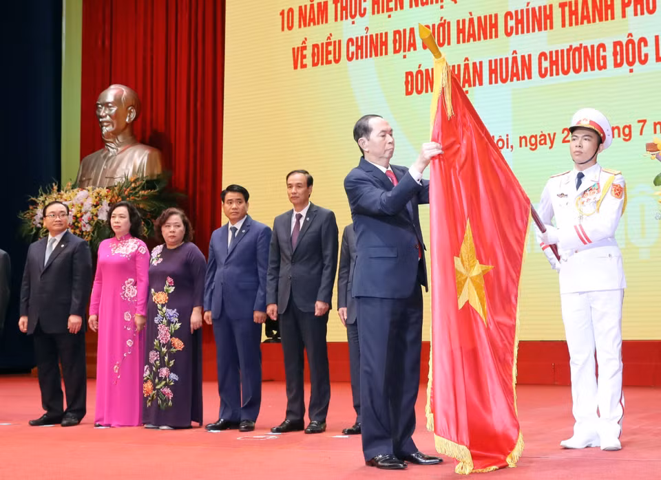 越南国家主席陈大光向河内市党委、政府和人民授予一等独立勋章。（图片来源：越通社）