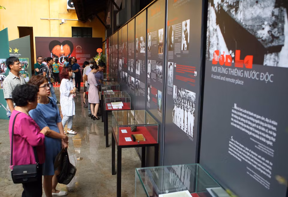 “感恩语”专题展览会的参观者。越通社记者 青松 摄