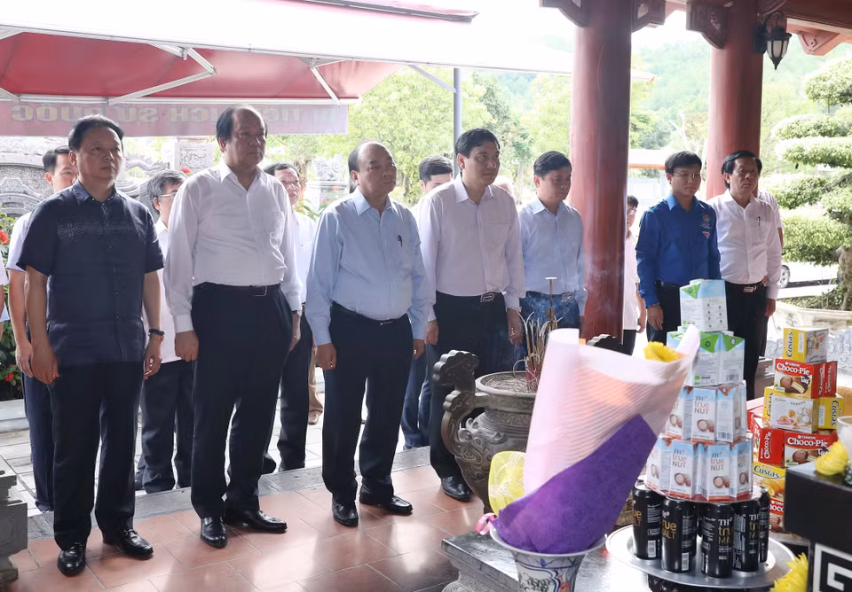 7月20日，越南政府总理阮春福率团前往乂安省南坛县金莲村国家级特殊遗迹区进香和敬献花圈。越通社记者 统一 摄