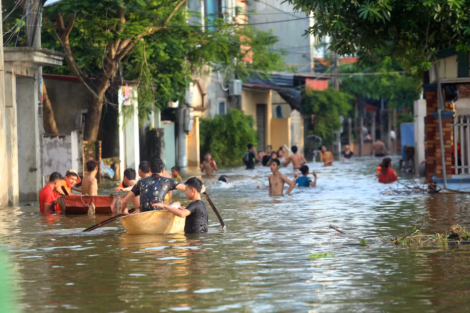 积江国威段水位迅速上涨，河水溢出堤防，导致堤防外的部分乡严重被淹。越通社记者 辉雄、成达 摄