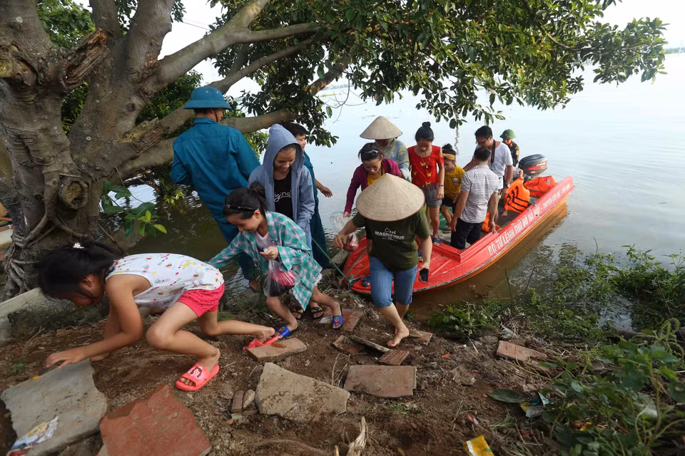 积江国威段水位迅速上涨，河水溢出堤防，导致堤防外的部分乡严重被淹。越通社记者 辉雄、成达 摄