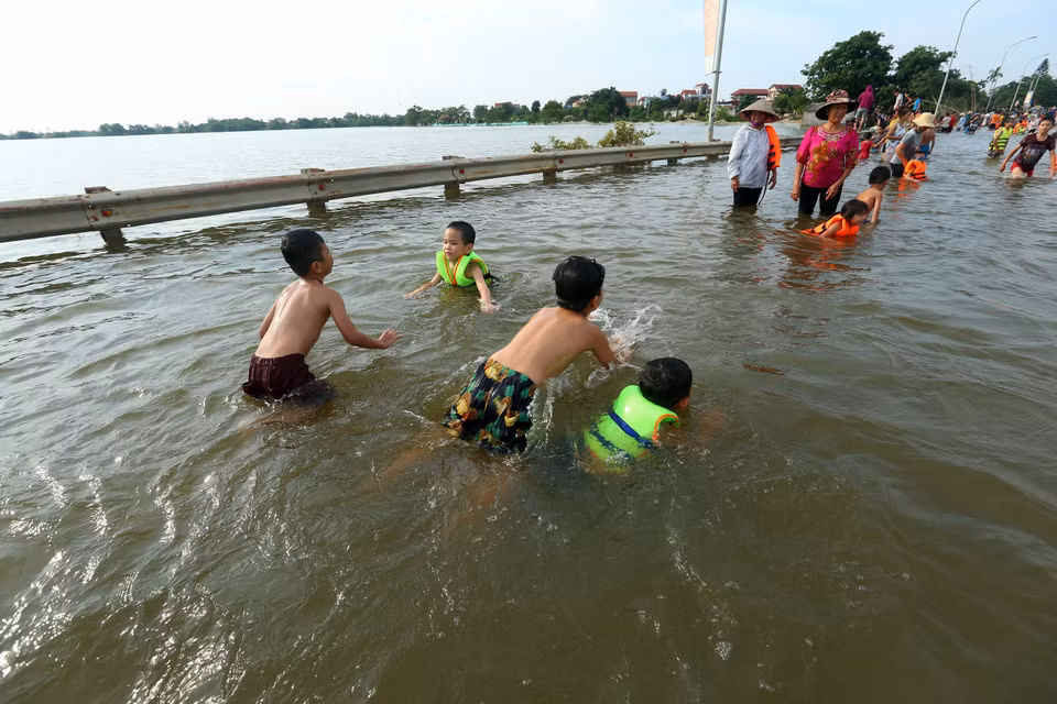 积江国威段水位迅速上涨，河水溢出堤防，导致堤防外的部分乡严重被淹。越通社记者 辉雄、成达 摄
