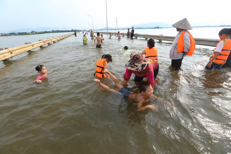 积江国威段水位迅速上涨，河水溢出堤防，导致堤防外的部分乡严重被淹。越通社记者 辉雄、成达 摄