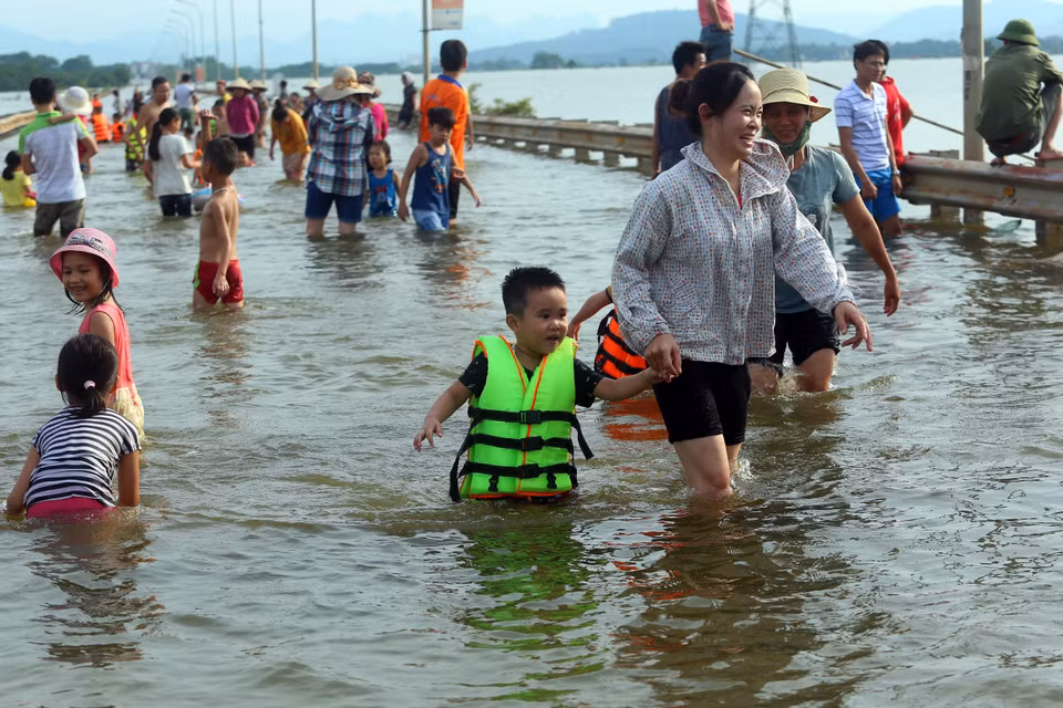 积江国威段水位迅速上涨，河水溢出堤防，导致堤防外的部分乡严重被淹。越通社记者 辉雄、成达 摄