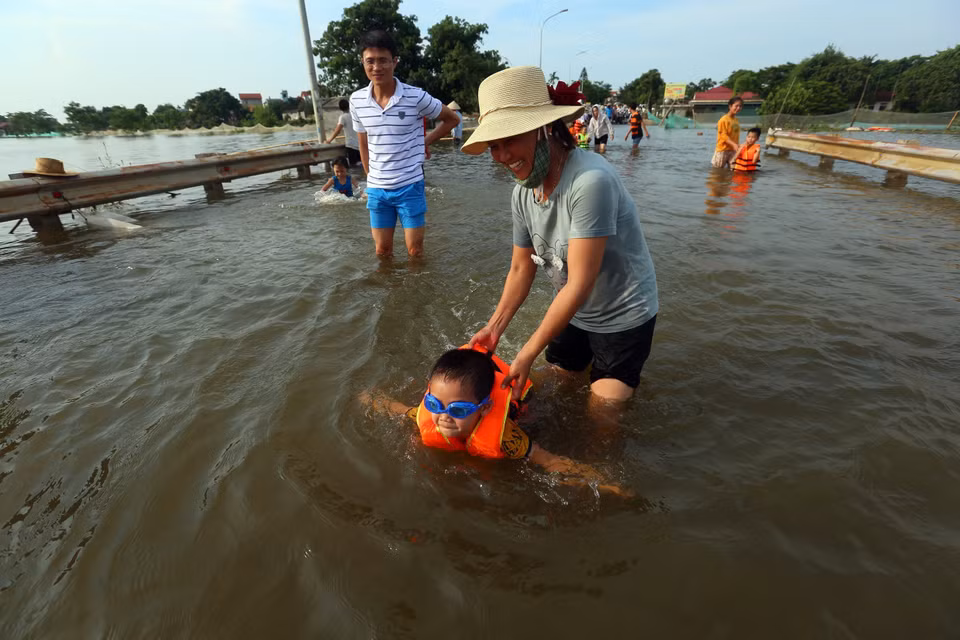 积江国威段水位迅速上涨，河水溢出堤防，导致堤防外的部分乡严重被淹。越通社记者 辉雄、成达 摄