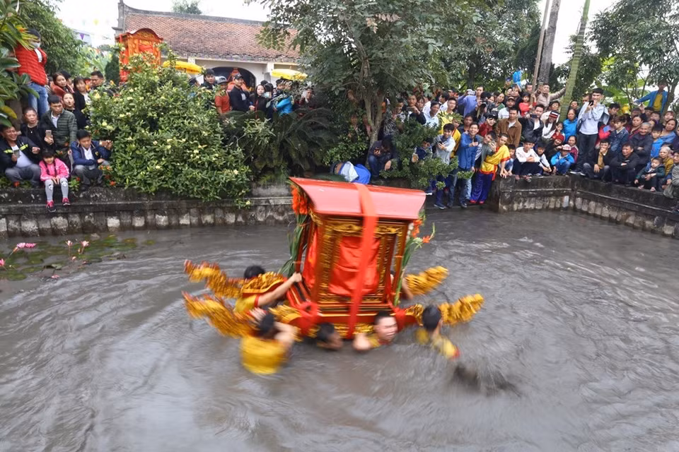 轿子在凤武寺庙的湖水中不停地转动。越通社记者 明决 摄