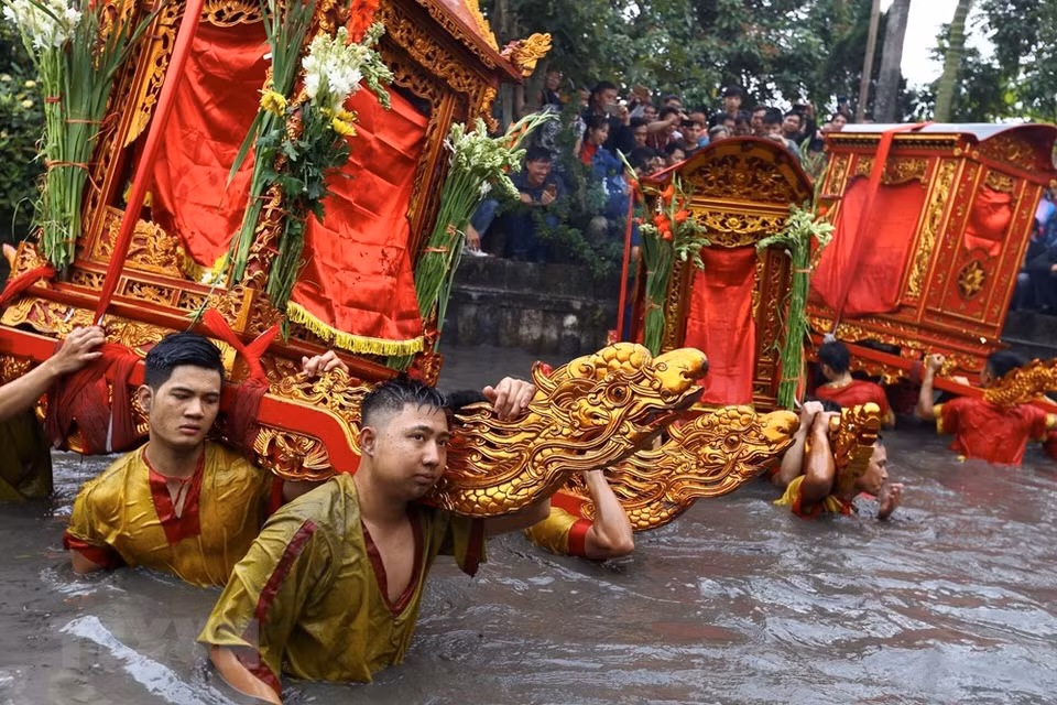 轿子在凤武寺庙的湖水中不停地转动。越通社记者 明决 摄