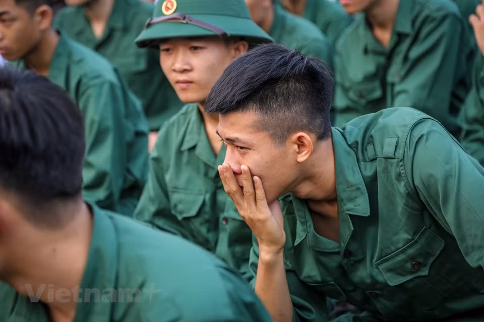 新兵对其家属的恋恋不舍之情。越通社记者 明山 摄
