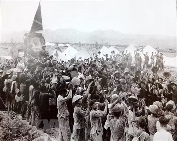 奠边府大捷庆祝游行仪式上的“决战-决胜”军旗和胡志明主席肖像。图自越通社