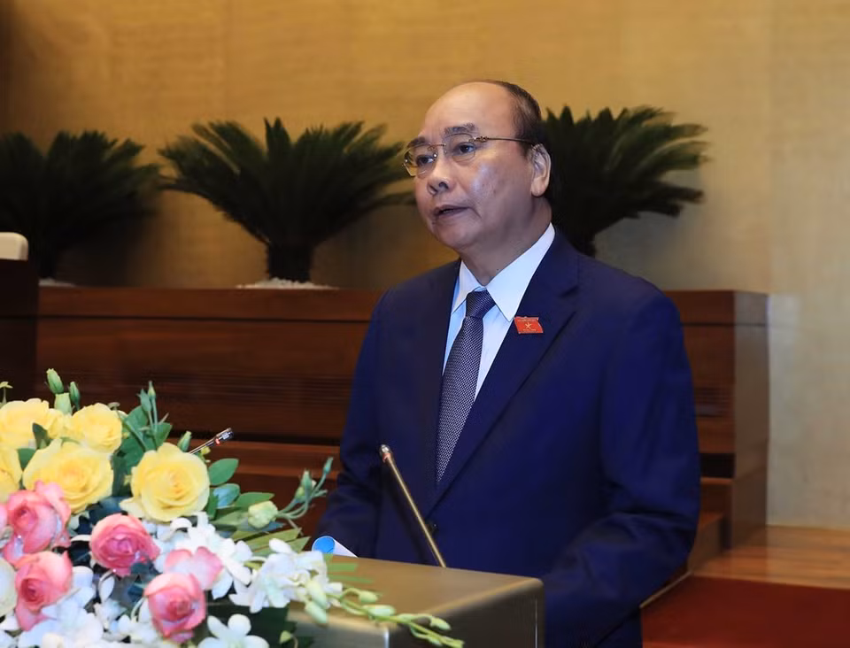 越南政府总理阮春福在开幕式上作关于新冠肺炎疫情防空工作及促进经济社会恢复与发展核心措施和任务报告。图自越通社