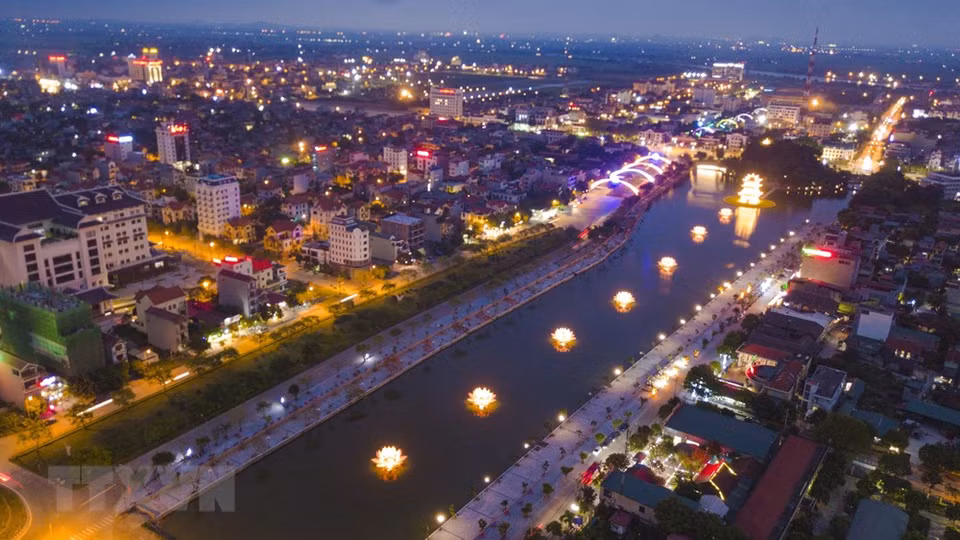 夜晚霓虹灯照亮天空的宁平市。越通社记者 明德 摄