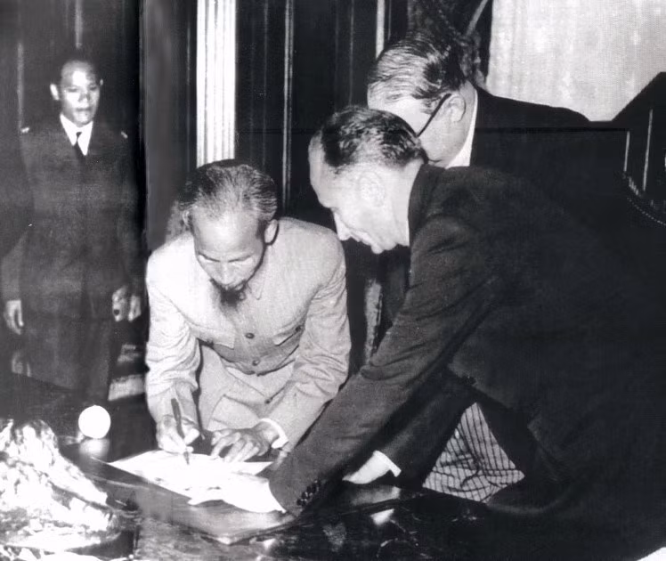 1946年9月14日在巴黎，胡志明主席同法方签署《越法暂约》，争取时间为民族独立自由抗战做好准备。图自越通社