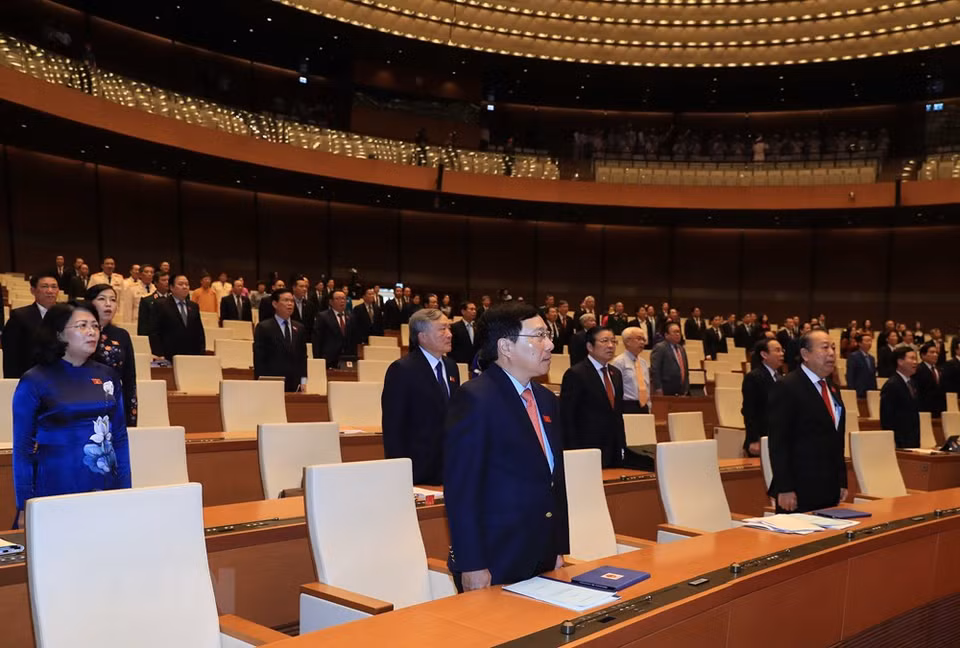 越南党、国家领导人和国会代表向国旗敬礼。图自越通社