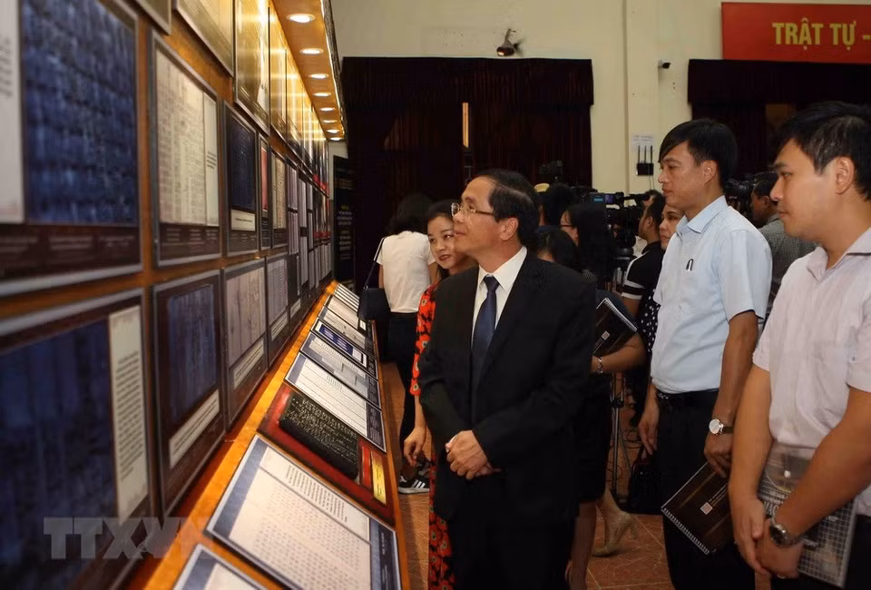 参观者参观展会上展示的资料。