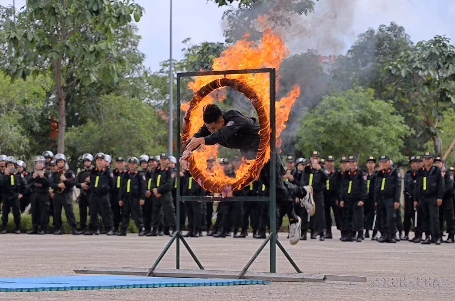2022年和平省公安力量备战特警营问世仪式上的武术表演。图自越通社