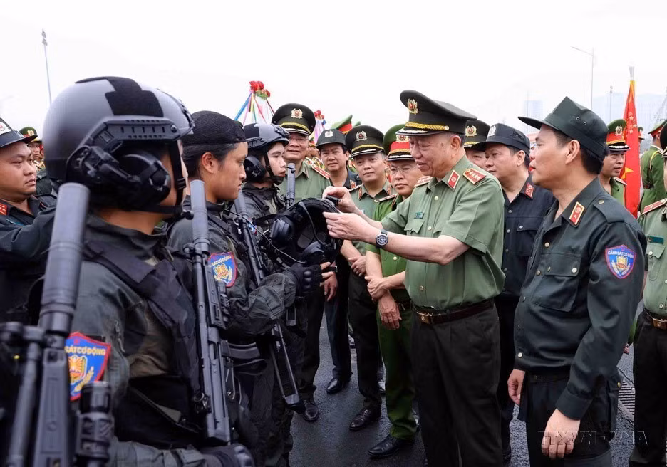 越南公安部长苏林大将对参加2024年特警力量传统日50周年纪念典礼的阅兵彩排活动的特警干部战士的军事装备进行检查。图自越通社