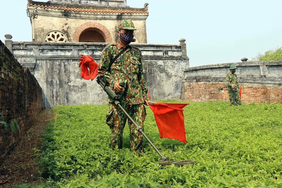 第四军区414工兵旅团的排雷队在顺化市上城地区展开地雷炸弹清除活动，为顺化京城遗迹区的征地拆迁工作提供便利。图自 越通社