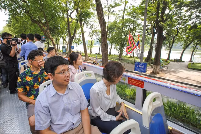 河内市居民乘坐双层观光巴车参观河内市各个旅游景点。（图片来源：越通社）