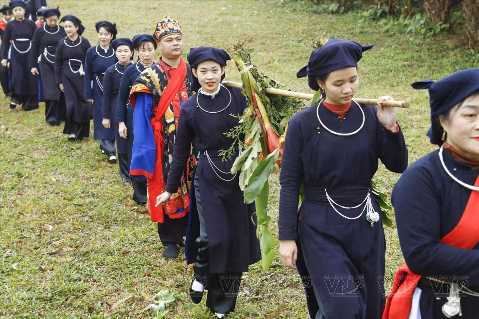 人们准备各种水果和各种祭品送二娘上天。图自越通社/《越南画报》