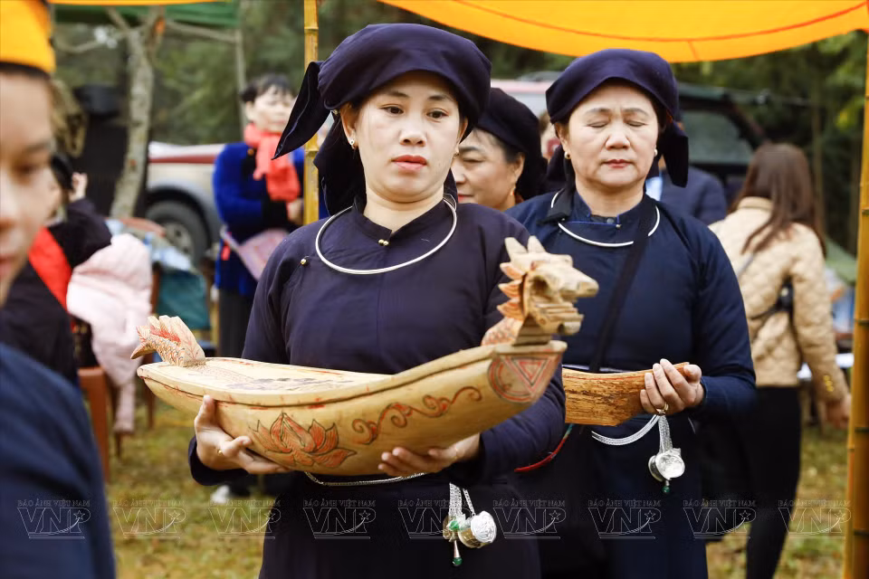 在二娘节各项礼仪，小木船是岱依族同胞必不可少的贡品。图自越通社/《越南画报》