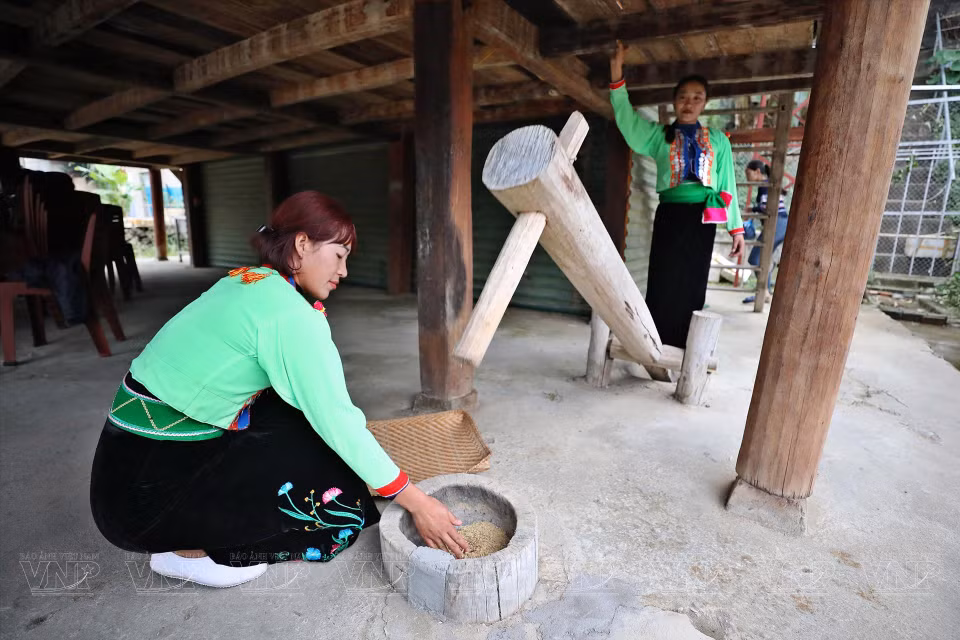 在日常生活以及节日期间，莱州省芒齐县黄散乡稔舍村莽族同胞常穿着民族传统服装。图自越通社/越南画报