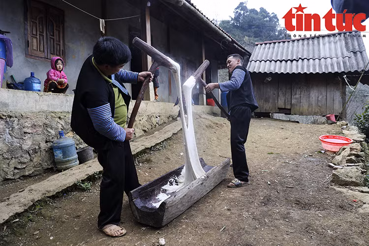 糍粑越打越黏，这样糍粑才软糯不发硬。图自越通社