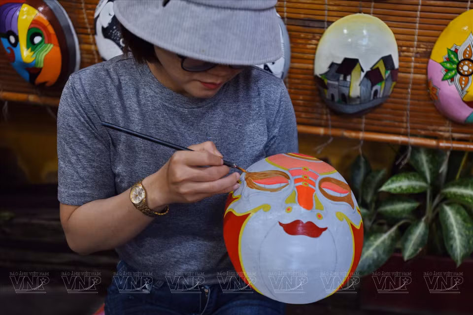 一位年轻的工匠在“时间面具”制作厂工作。图自越通社/《越南画报》