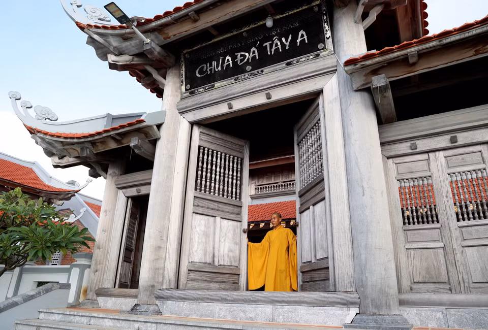 西礁寺的三关门。图自越通社