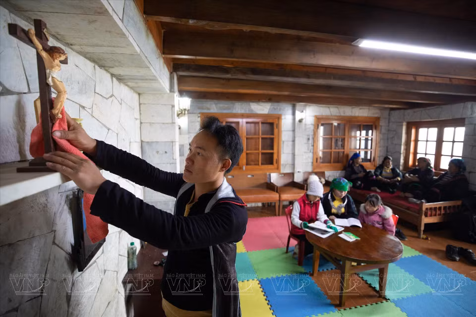 小朋友们正在学习天主教教理。图自越通社／越南画报