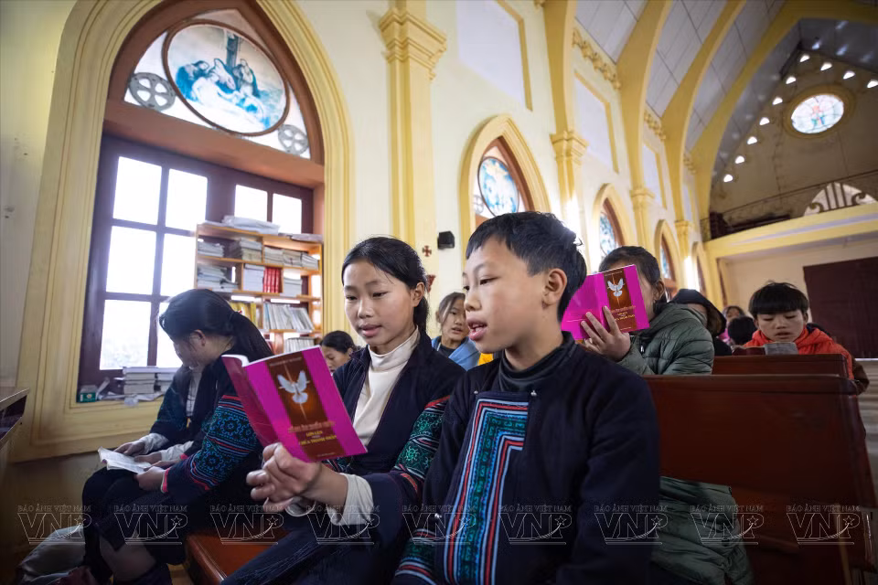教区居民在侯涛家族教堂举行仪式。 图自越通社／越南画报