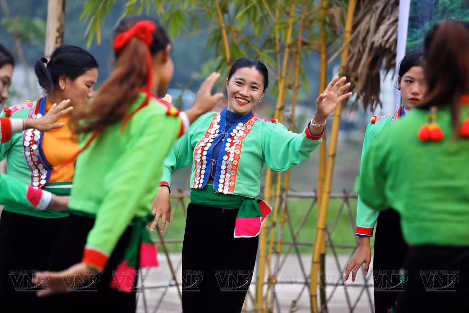 莽族传统服装的颜色和样式十分独特。图自越通社/越南画报