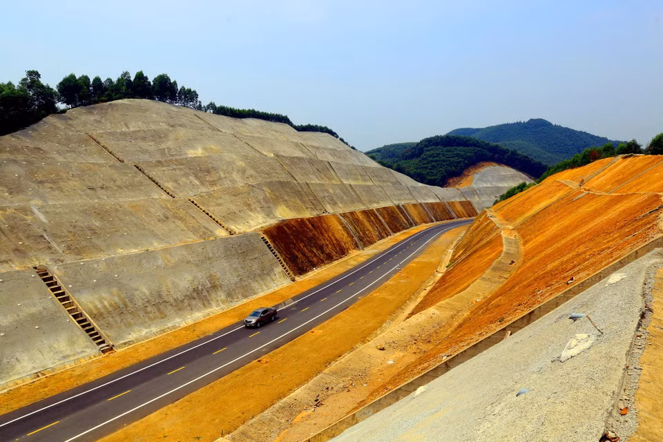 这是一段全新的公路，地形地质非常复杂，施工困难，但路边风景也十分壮观雄伟。越通社记者辉雄 摄