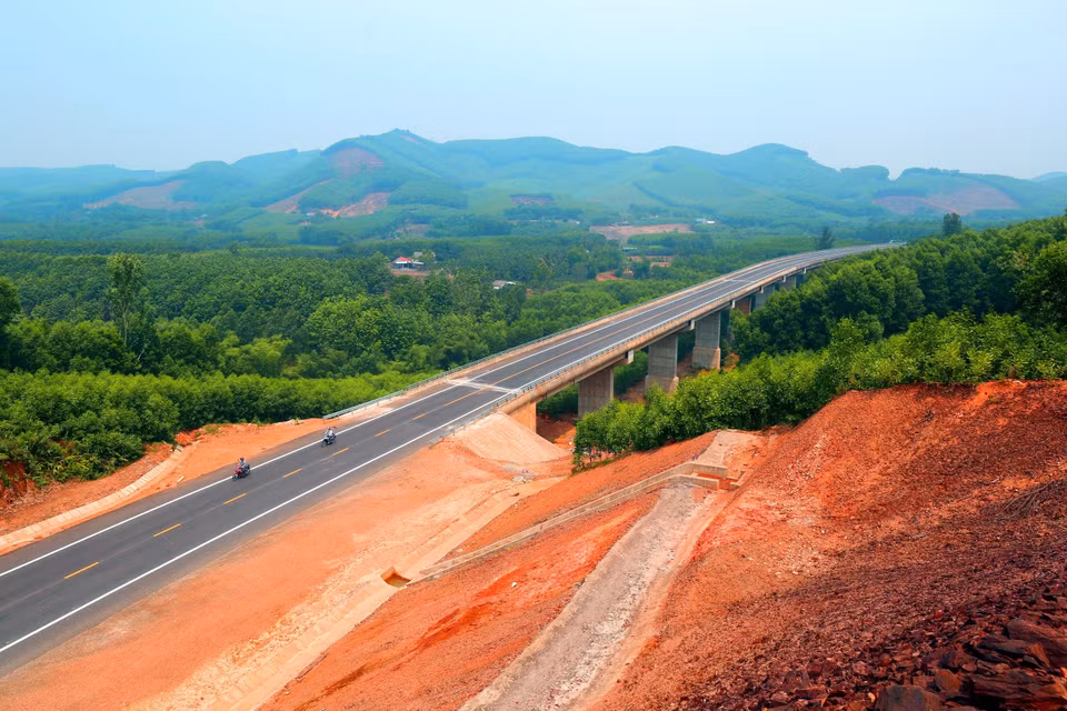这是一段全新的公路，地形地质非常复杂，施工困难，但路边风景也十分壮观雄伟。越通社记者辉雄 摄