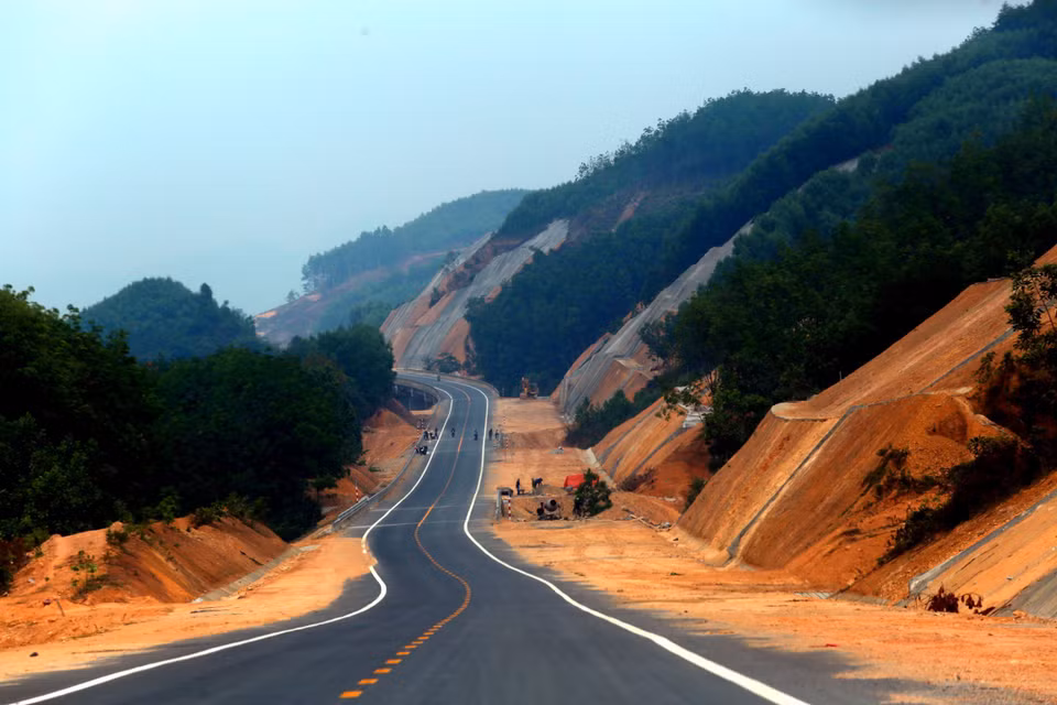 这是一段全新的公路，地形地质非常复杂，施工困难，但路边风景也十分壮观雄伟。越通社记者辉雄 摄