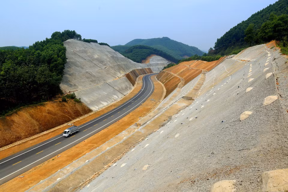 这是一段全新的公路，地形地质非常复杂，施工困难，但路边风景也十分壮观雄伟。越通社记者辉雄 摄
