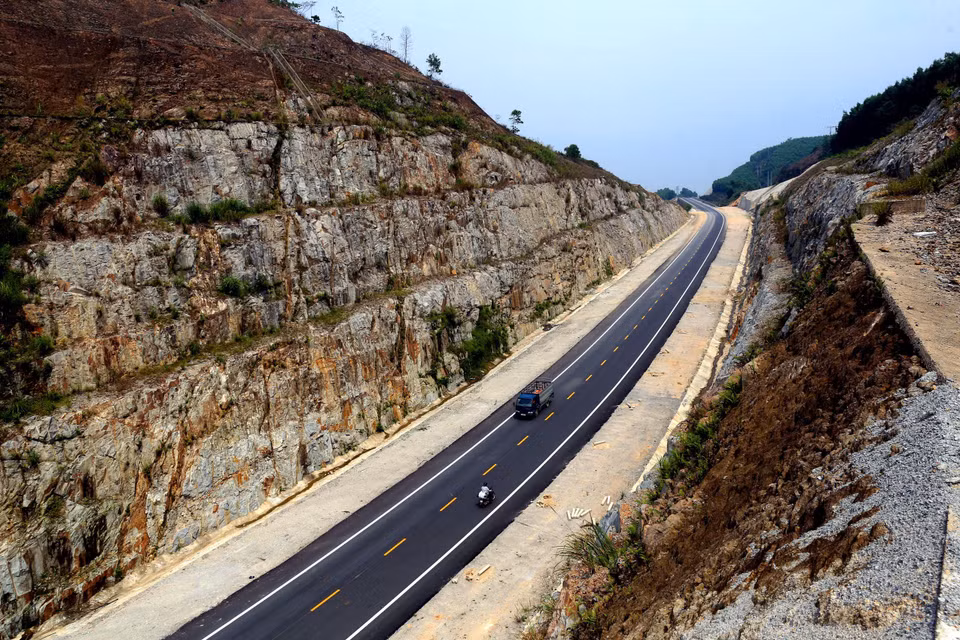 这是一段全新的公路，地形地质非常复杂，建设工程技术要求高、施工难度大，但路边风景也十分壮观雄伟。越通社记者辉雄 摄