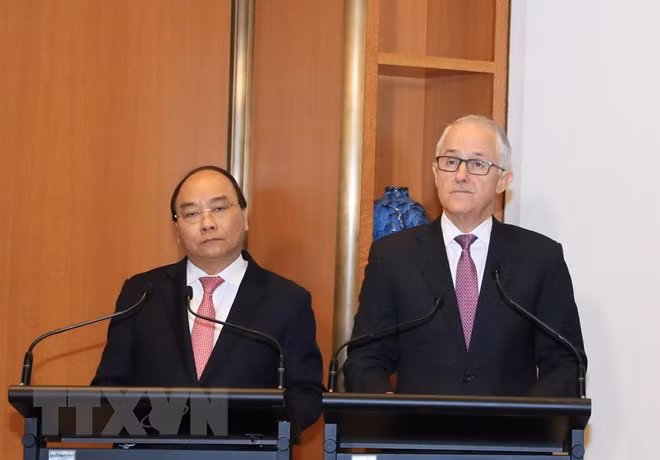 政府总理阮春福与马尔科姆．特恩布尔总理主持新闻发布会。越通社记者 统一 摄